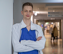 Jeremy Brandt arbeitet als Krankenträger im Patientenbegleitdienst der UMMD